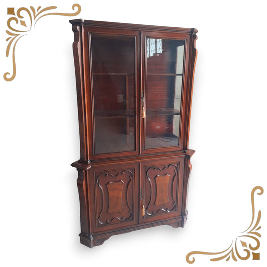 Credenza antica con vetrina